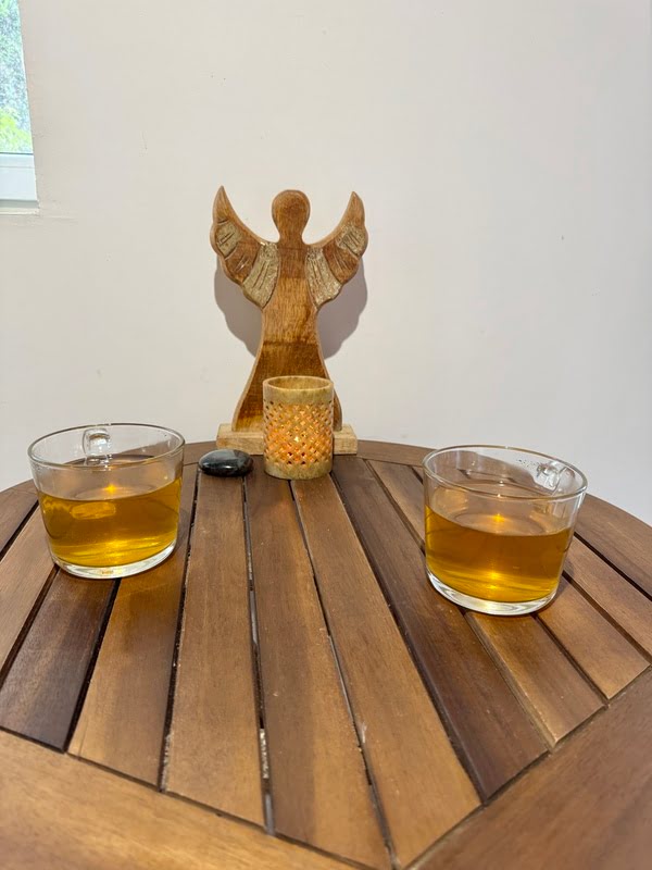Ange décoratif et tasses sur une table dans le salon de massage Les Moments Zen d’Isa à Cholet