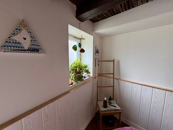 Huiles de massage et huiles essentielles sur une petite table dans le salon de massage Les Moments Zen d’Isa à Cholet