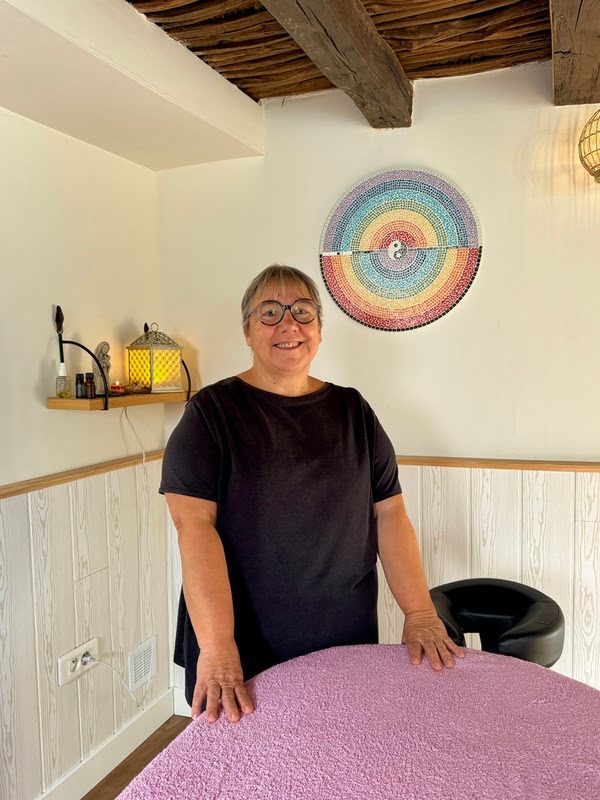 Isabelle, praticienne spécialisée en massage thaï et soins énergétiques, au salon Les Moments Zen d’Isa à Cholet
