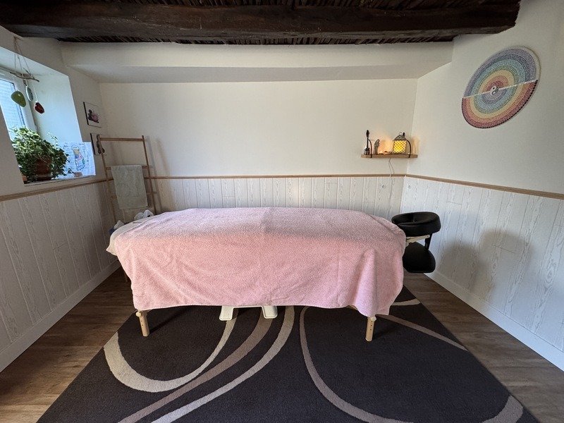 Table de massage au salon Les Moments Zen d’Isa à Cholet