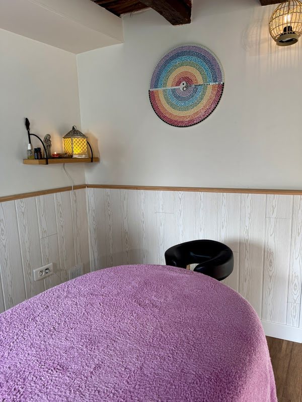 Table de massage dans le salon Les Moments Zen d’Isa à Cholet, massages thai et soins énergétiques